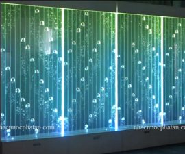 Vách ngăn bong bóng nước đổi màu là một mảng trang trí nước dành cho không gian nội ngoại thất, được làm Acrylic, kính cường lực có độ trong suốt cao , chứa đầy nước bên trong. Các bọt nước được đẩy lên trên và được kết hợp hiệu ứng đèn LED nhiều màu đảm bảo sự sáng tạo trong trang trí nội thất. Đơn vị chuyên tư vấn thiết kế, thi công các thiết bị nội ngoại thất phong thuỷ, tường bong bóng, vách ngăn nghệ thuật bằng nước cao cấp Video vách ngăn bong bóng nước đổi màu Quy trình làm việc vách ngăn bong bóng nước đổi màu Là nhà sản xuất các sản phẩm tường nước, vách trang trí bọt nước làm bằng Acrylic kính cường lực có độ trong suốt cao. Chúng tôi cung cấp dịch vụ thi công, bắt đầu từ việc khảo sát khu vực lắp đặt, thiết kế lựa chọn vật liệu phụ phù hợp với tổng thể từng công trình. Thời gian sản xuất từ 10 đến 20 ngày tùy theo từng kích thước và được lắp đặt trong vòng 1 ngày tại công trình  bởi đội ngũ lắp đặt giàu kinh nghiệm của chúng tôi. Chi tiết sản phẩm Loại sản phẩm : Vách trang trí bọt nước Nơi xuất xứ: Việt Nam Chất liệu: Acrylic trong suốt Loại kim loại: Thép không gỉ Màu khung: tùy chọn Tính năng: trang trí bọt nước kết hợp đèn LED Cách sử dụng: Sử dụng cho trang trí nhà ở, văn phòng làm việc, nhà hàng , khách sạn , karaoke,... Hộp kỹ thuật : Ván nhựa 18mm Độ dày tấm panel : 30-80mm Giao hàng trong 20 ngày làm việc Tất cả các mặt hàng của chúng tôi được đảm bảo và có bảo hành (từ 01 đến 03 năm). Vách trang trí bọt nước nâng cao Kích thước: tùy chỉnh theo yêu cầu Hiệu ứng phun bọt được lập trình và nạp vào mạch điều khiển. Hàng trăm hiệu ứng hiển thị bọt được lập trình, có thể tùy chỉnh. Đèn LED: Thay đổi màu sắc - Chế độ màu RGB Những câu hỏi thường gặp vách ngăn bong bóng nước đổi màu Câu hỏi 1: Bảo hành như thế nào? Bảo hành từ 01 đến 03 năm Câu hỏi 2: Vách trang trí bọt nước được sử dụng ở đâu? Vách trang trí bọt nước được trang trí rộng rãi trong văn phòng, nhà ở, khách sạn, Bar, Karaoke, Nhà hàng, trung tâm thương mại, siêu thị,... Đối với các dự án gia đình và thương mại. Câu hỏi 3: Sự khác biệt của Vách trang trí bọt nước cơ bản và nâng cao Những sản phẩm vách trang trí bọt nước nâng cao là dòng sản phẩm cao cấp với những thiết bị điện tử được điều khiển bằng một Board mạch được lập trình trên máy tính. Hàng trăm kiểu hiển thị bọt. Chương trình có thể được tùy chỉnh, chúng tôi có thể thiết kế cho bạn. Câu hỏi 4 : Làm thế nào để bơm nước ? Bơm bằng công tắc tự động. Câu hỏi 5: Loại nước nào phù hợp cho vách trang trí bọt nước ? Nước tinh khiết được khuyến khích sử dụng để ngăn chặn sự lắng đọng canxi và tảo đóng trong tấm. Nước thủy cục cũng không sao, nhưng tùy theo vùng miền có thể sẽ gây ra tảo. Sẽ dùng hóa chất để xử lý nước. Câu hỏi 6: Cần thường xuyên để thay nước? Nếu sử dụng nước tinh khiết, cứ sau sáu tháng thậm chí một năm một lần. Hãy liên hệ ngay với chúng tôi để được tư vấn miễn phí thi công vách trang trí bọt nước chất lượng giá cạnh tranh nhất hiện nay < Bài viết liên quan > Vách trang trí nội thất bong bóng nước Cách làm tường bong bóng nước Bức tường bong bóng nước Tường trang trí sủi bọt nước Tường ngăn bong bóng nước Tường trang trí bong bóng Vách trang trí tường bong bóng nước Giá vách trang trí bọt nước Thi công vách trang trí bọt nước Tường nước bong bóng trang trí Mẫu vách trang trí bọt nước đẹp Tường nước bong bóng nghệ thuật Vách trang trí bong bóng nước Vách trang trí bọt nước nghệ thuật Vách ngăn bong bóng nước đổi màu